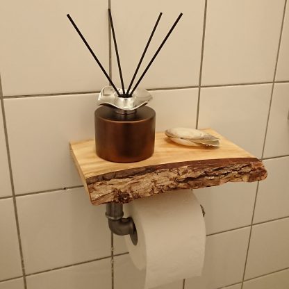 Toiletrolhouder van buismateriaal met plankje met schors en decoratie