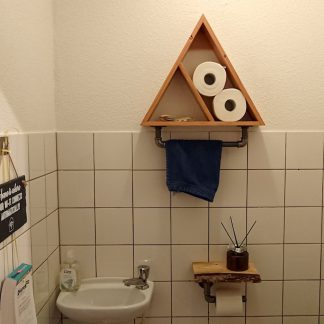 Driehoek kastje industriële look met handdoekhanger van buismateriaal en toiletrolhouder