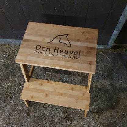 Houten opstapje gegraveerd met logo