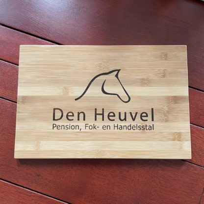 Logo van stal "Den Heuvel" op opstapje