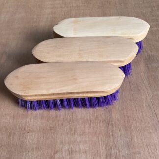 Paardenborstel hard paars met naam of logo