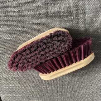 Paardenborstel zacht aubergine met naam of logo