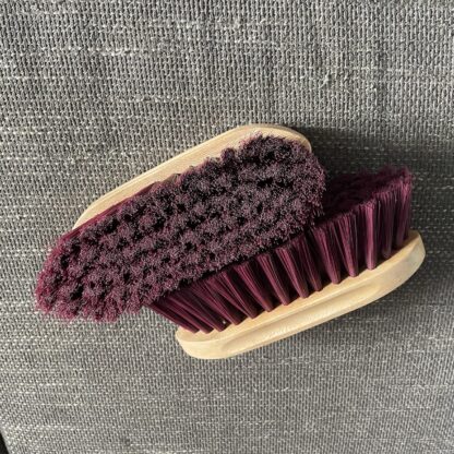 Paardenborstel zacht aubergine met naam of logo