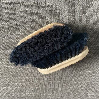 Paardenborstel zacht donker blauw met naam of logo