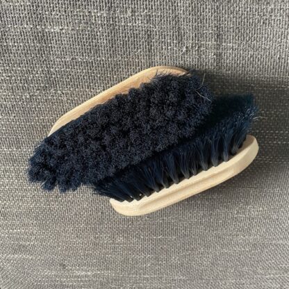 Paardenborstel zacht donker blauw met naam of logo