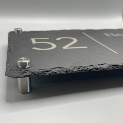Leisteen naambord gegraveerd met rvs bevestiging