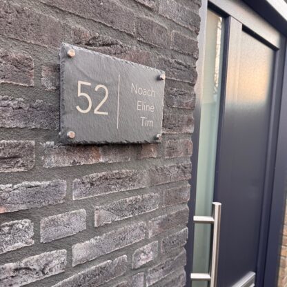 Leisteen naambord gegraveerd aan voordeur